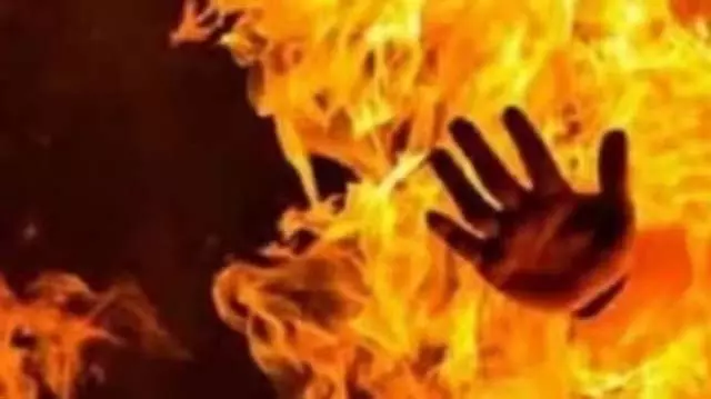 प्रेमिका से अवैध संबंध: गहरी नींद में सो रहे व्यक्ति को जिंदा जलाया, आरोपी गिरफ्तार प्रेमिका से अवैध संबंध: गहरी नींद में सो रहे व्यक्ति को जिंदा जलाया, आरोपी गिरफ्तार