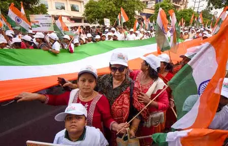 छात्रों ने 100 फीट लंबे तिरंगे के साथ निकाली यात्रा छात्रों ने 100 फीट लंबे तिरंगे के साथ निकाली यात्रा
