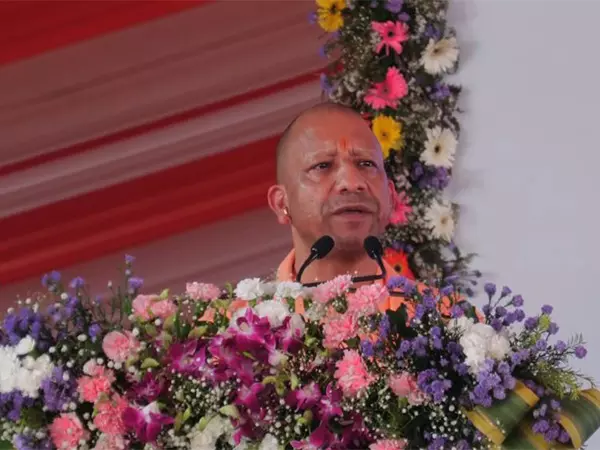 CM Yogi ने कासगंज में 724 करोड़ रुपये की विकास परियोजनाओं का शिलान्यास किया CM Yogi ने कासगंज में 724 करोड़ रुपये की विकास परियोजनाओं का शिलान्यास किया