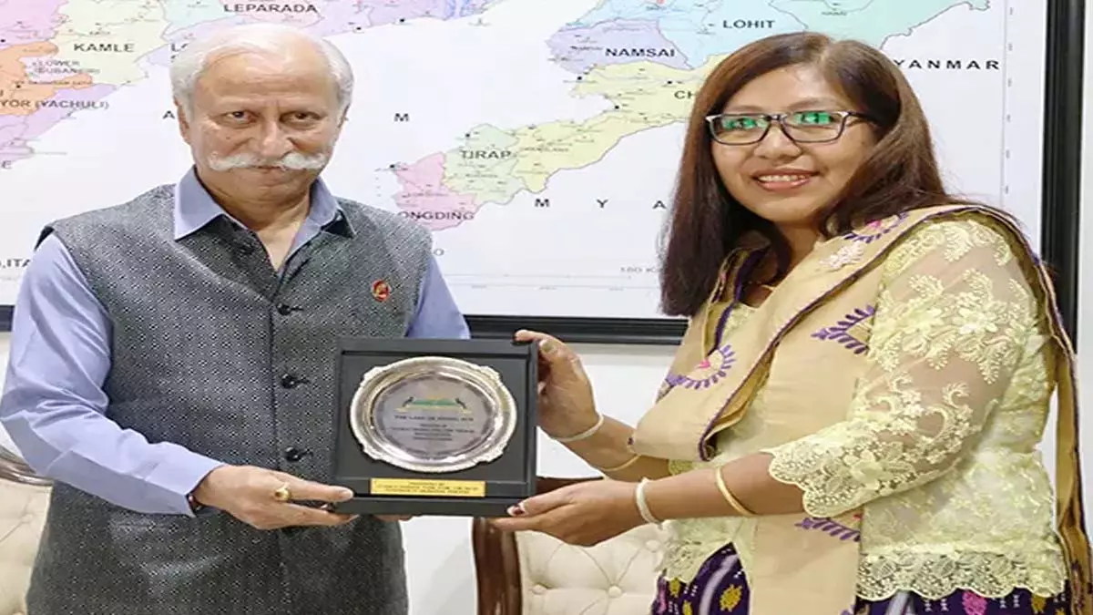 राज्यपाल ने वनस्पतिशास्त्री डॉ. कृष्ण चौलू को ‘उगते सूर्य की भूमि’ पट्टिका भेंट की राज्यपाल ने वनस्पतिशास्त्री डॉ. कृष्ण चौलू को ‘उगते सूर्य की भूमि’ पट्टिका भेंट की