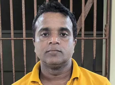 Odisha पुलिस ने बलात्कार पीड़िता को ठगने के आरोप में जालसाज को गिरफ्तार किया Odisha पुलिस ने बलात्कार पीड़िता को ठगने के आरोप में जालसाज को गिरफ्तार किया