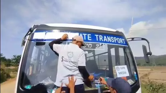 Manipur: शिरुई महोत्सव में जाने से मीडियाकर्मियों को रोका गया Manipur: शिरुई महोत्सव में जाने से मीडियाकर्मियों को रोका गया