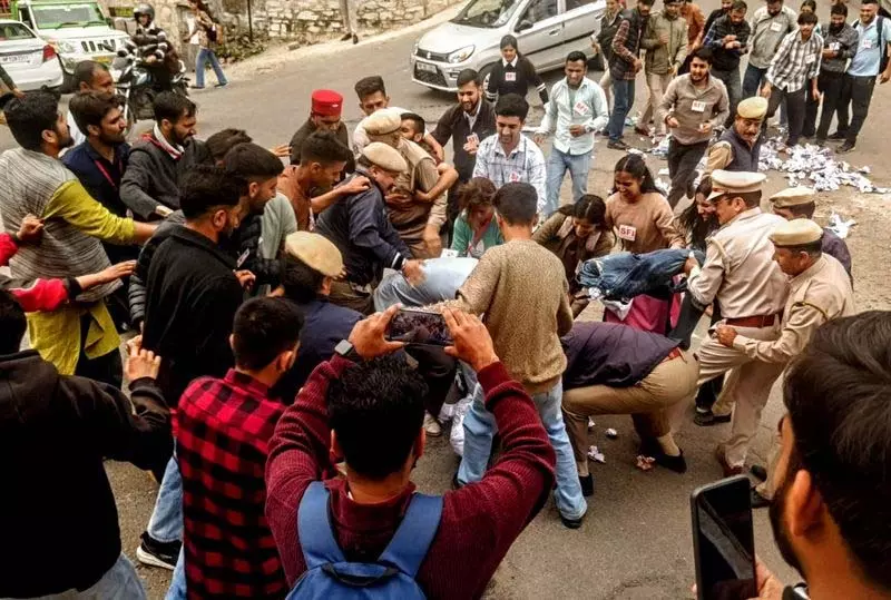 बस किराया वृद्धि के खिलाफ प्रदर्शन के दौरान SFI कार्यकर्ताओं और पुलिस के बीच हाथापाई बस किराया वृद्धि के खिलाफ प्रदर्शन के दौरान SFI कार्यकर्ताओं और पुलिस के बीच हाथापाई