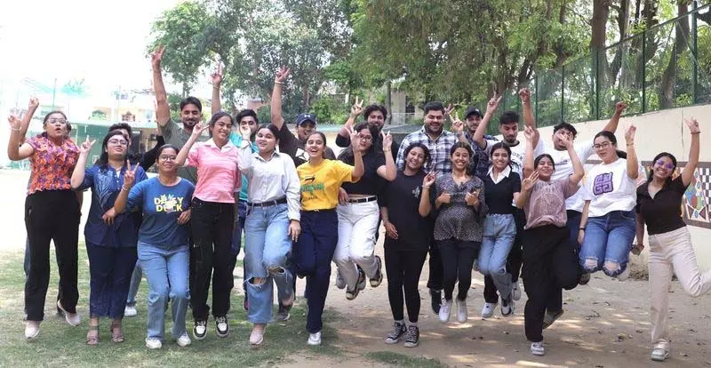 Jalandhar: टॉपर्स ने सफलता का श्रेय स्व-अध्ययन और निरंतर प्रयास को दिया Jalandhar: टॉपर्स ने सफलता का श्रेय स्व-अध्ययन और निरंतर प्रयास को दिया