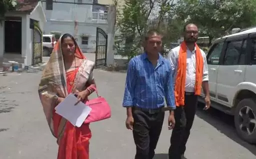 थाना प्रभारी की धमकी से डरी महिला पहुंची SP के पास, शिकायत वापस लेने बना रहा दबाव थाना प्रभारी की धमकी से डरी महिला पहुंची SP के पास, शिकायत वापस लेने बना रहा दबाव