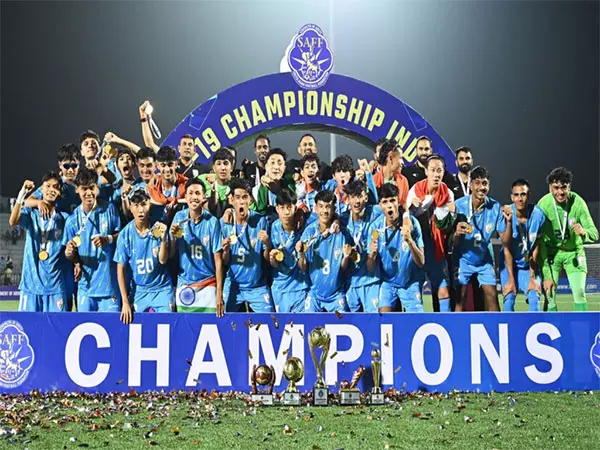 बिबियानो फर्नांडिस ने SAFF U19 की जीत को अरुणाचल के प्रशंसकों को समर्पित किया बिबियानो फर्नांडिस ने SAFF U19 की जीत को अरुणाचल के प्रशंसकों को समर्पित किया