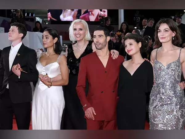 जूलिया डुकोर्नौ अल्फा के साथ Cannes लौटीं जूलिया डुकोर्नौ अल्फा के साथ Cannes लौटीं