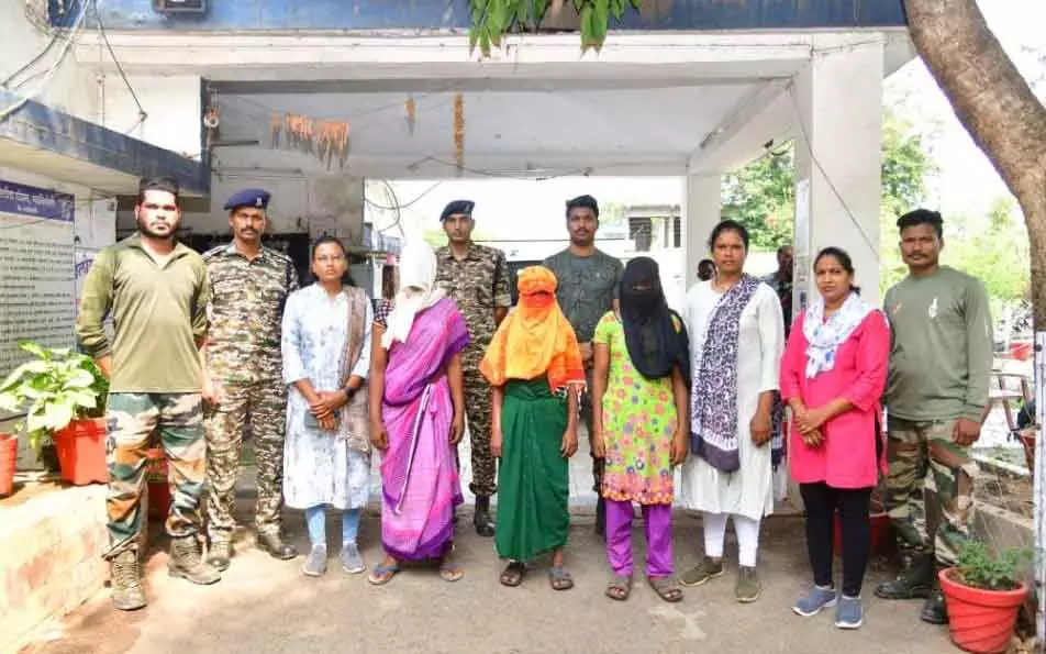 बंदूकों के साथ तीन महिला नक्सली गिरफ्तार बंदूकों के साथ तीन महिला नक्सली गिरफ्तार