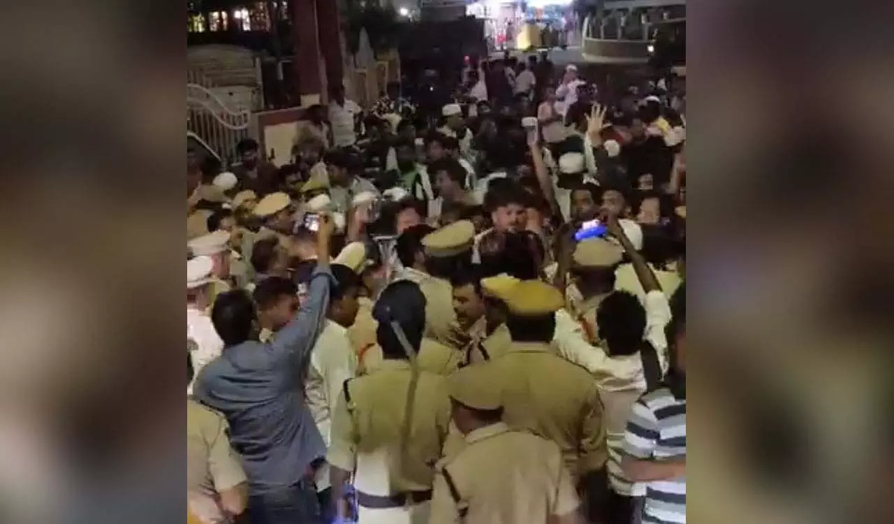Khammam में तिरंगा रैली में झड़प, पुलिस ने लोगों से शांति बनाए रखने की अपील की Khammam में तिरंगा रैली में झड़प, पुलिस ने लोगों से शांति बनाए रखने की अपील की