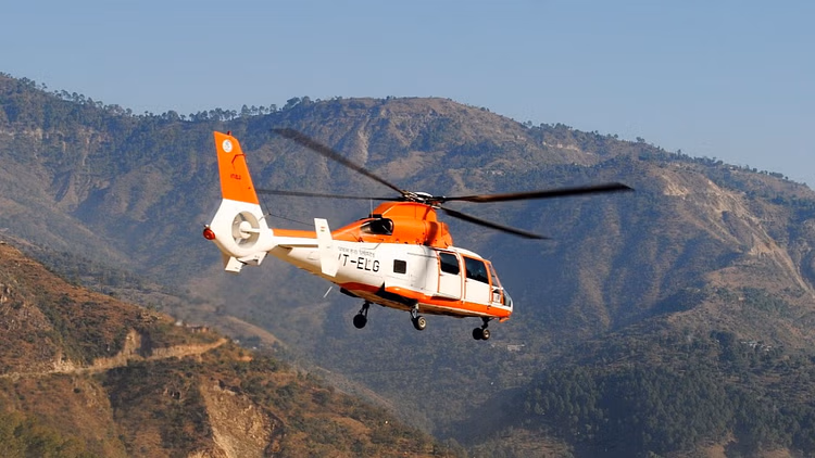 Chamoli: मंदिर के ऊपर हेलिकॉप्टर उड़ान से बढ़ी चिंता, नियम कानून की हो रही अनदेखी Chamoli: मंदिर के ऊपर हेलिकॉप्टर उड़ान से बढ़ी चिंता, नियम कानून की हो रही अनदेखी
