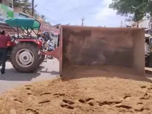 रेत लोड ट्रैक्टर ट्राली पलटी, गर्भवती महिला समेत कई लोग आए चपेट में रेत लोड ट्रैक्टर ट्राली पलटी, गर्भवती महिला समेत कई लोग आए चपेट में