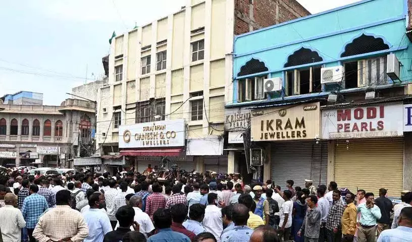 Hyderabad: गुलज़ार हौज़ अग्निकांड पीड़ित के परिजन सामान लेने के लिए जले हुए घर लौटे Hyderabad: गुलज़ार हौज़ अग्निकांड पीड़ित के परिजन सामान लेने के लिए जले हुए घर लौटे