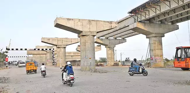 Telangana : रेलवे फाटकों पर रेलवे ओवरब्रिज का निर्माण कार्य धीमी गति से चल Telangana : रेलवे फाटकों पर रेलवे ओवरब्रिज का निर्माण कार्य धीमी गति से चल