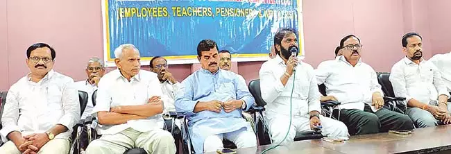 Telangana : कर्मचारियों के पांच महंगाई भत्ते का भुगतान दो जून तक किया जाएगा Telangana : कर्मचारियों के पांच महंगाई भत्ते का भुगतान दो जून तक किया जाएगा
