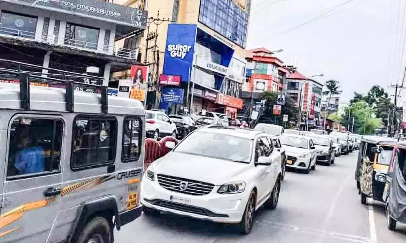 यातायात व्यवस्था की कमी से वाहन चालकों और आम जनता को असुविधा हो रही यातायात व्यवस्था की कमी से वाहन चालकों और आम जनता को असुविधा हो रही