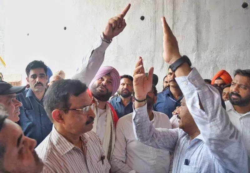 Ravneet Bittu द्वारा डोमोरिया ब्रिज का दूसरा हिस्सा खोलने पर रेलवे कर्मचारियों ने किया विरोध प्रदर्शन Ravneet Bittu द्वारा डोमोरिया ब्रिज का दूसरा हिस्सा खोलने पर रेलवे कर्मचारियों ने किया विरोध प्रदर्शन
