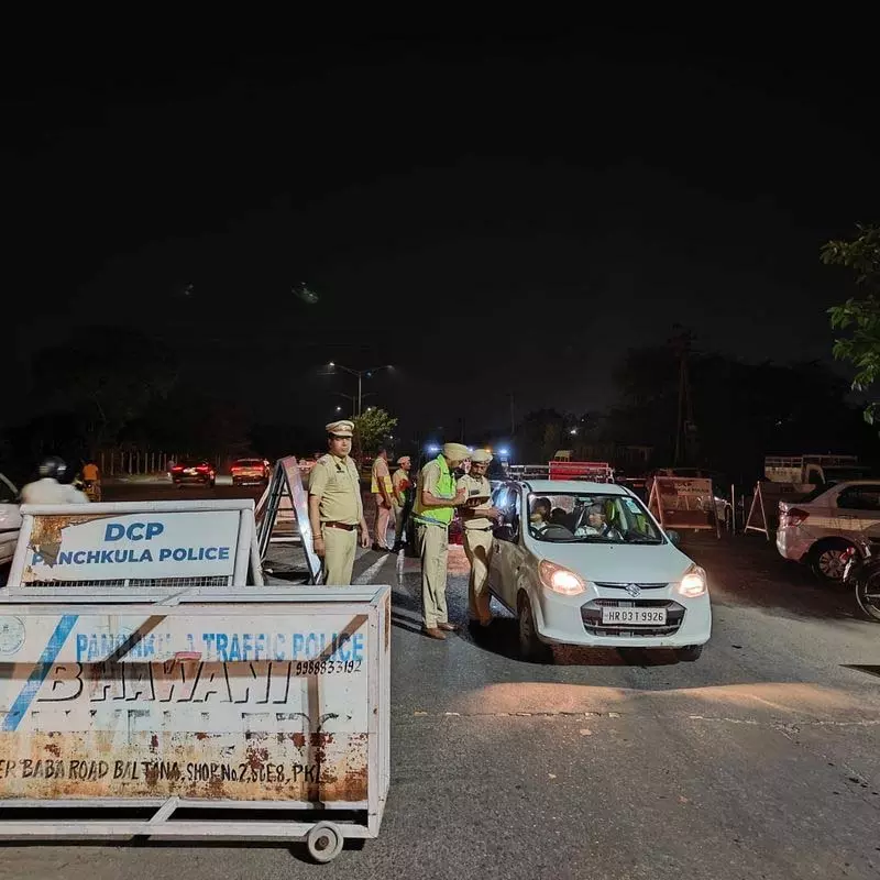 Panchkula पुलिस ने शराब पीकर गाड़ी चलाने वालों के खिलाफ कार्रवाई करते हुए 102 चालान काटे Panchkula पुलिस ने शराब पीकर गाड़ी चलाने वालों के खिलाफ कार्रवाई करते हुए 102 चालान काटे