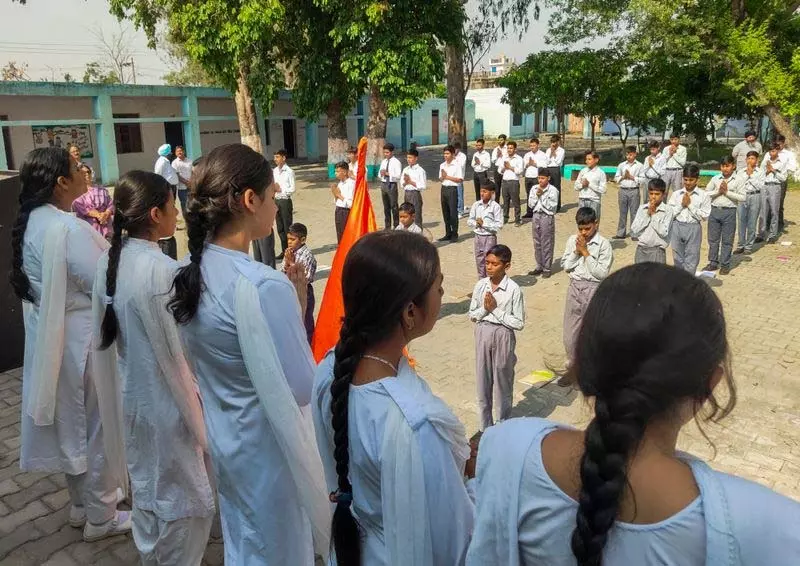 सामान्य स्थिति बहाल होने पर Jammu क्षेत्र के 30 सीमावर्ती इलाकों में स्कूल खुले सामान्य स्थिति बहाल होने पर Jammu क्षेत्र के 30 सीमावर्ती इलाकों में स्कूल खुले