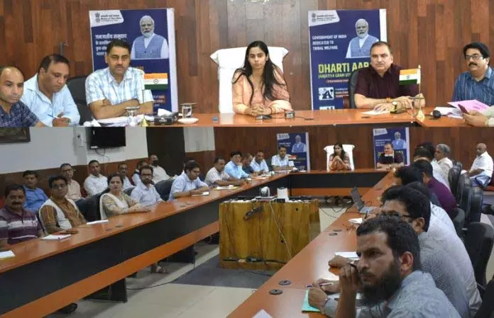 DC रियासी ने 44 जनजातीय गांवों में आउटरीच शिविरों की तैयारी की समीक्षा की DC रियासी ने 44 जनजातीय गांवों में आउटरीच शिविरों की तैयारी की समीक्षा की