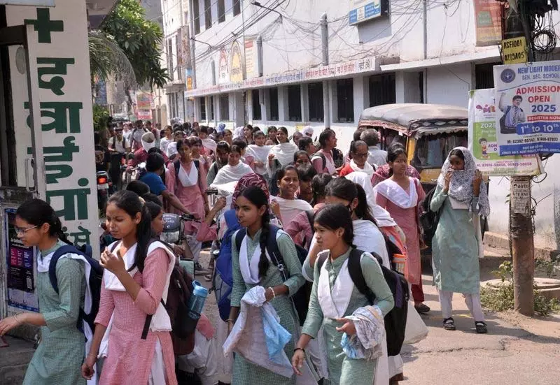 Punjab: शिक्षकों की कमी के बावजूद छात्रों ने किया उत्कृष्ट प्रदर्शन Punjab: शिक्षकों की कमी के बावजूद छात्रों ने किया उत्कृष्ट प्रदर्शन