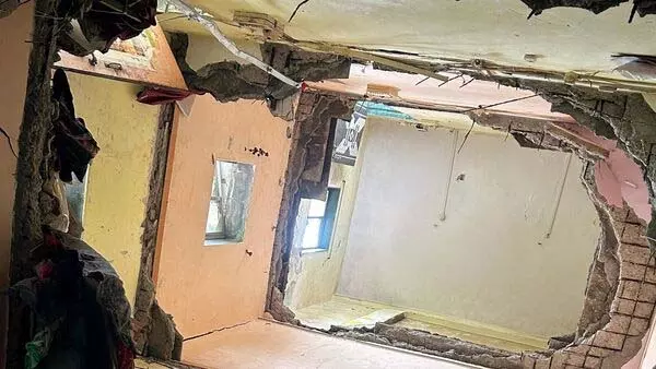 Maharashtra:सप्तश्रृंगी इमारत का स्लैब गिरने से दो वर्षीय बच्चे सहित छह लोगों की मौत Maharashtra:सप्तश्रृंगी इमारत का स्लैब गिरने से दो वर्षीय बच्चे सहित छह लोगों की मौत
