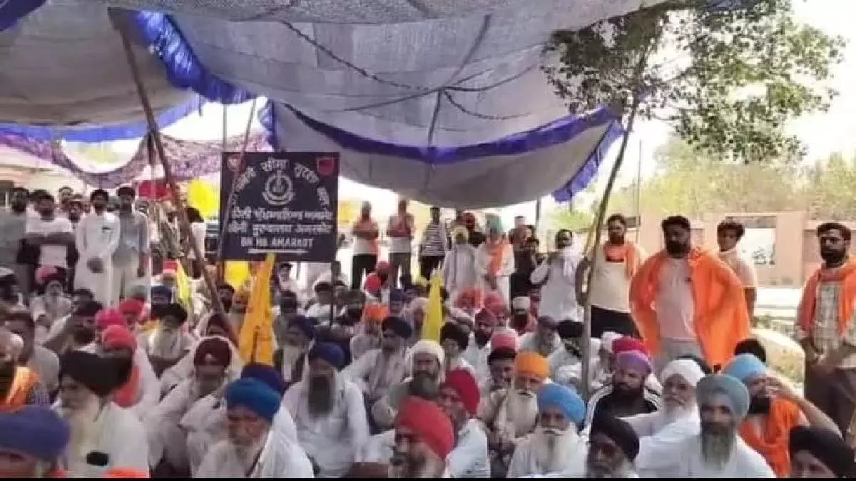 किसानों ने BSF हेडक्वार्टर के सामने की नारेबाजी, चार घंटे जारी रहा धरना; उनकी मांगे? क्या है ? किसानों ने BSF हेडक्वार्टर के सामने की नारेबाजी, चार घंटे जारी रहा धरना; उनकी मांगे? क्या है ?