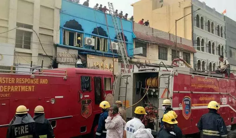 विभिन्न सरकारी विभागों के अधिकारियों ने Gulzar Houz अग्नि दुर्घटना स्थल का निरीक्षण किया विभिन्न सरकारी विभागों के अधिकारियों ने Gulzar Houz अग्नि दुर्घटना स्थल का निरीक्षण किया