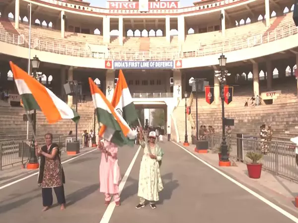 Operation Sindoor के कारण स्थगित होने के बाद अटारी-वाघा सीमा पर बीटिंग रिट्रीट फिर से शुरू Operation Sindoor के कारण स्थगित होने के बाद अटारी-वाघा सीमा पर बीटिंग रिट्रीट फिर से शुरू