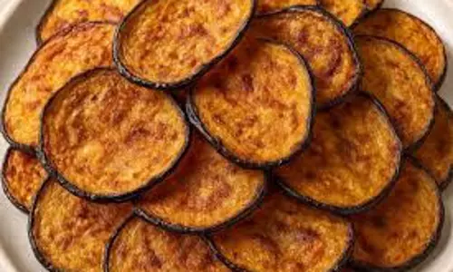 Recipe: घर पर जरूर ट्राई करें ये अनोखे और स्वादिष्ट बैंगन के चिप्स Recipe: घर पर जरूर ट्राई करें ये अनोखे और स्वादिष्ट बैंगन के चिप्स