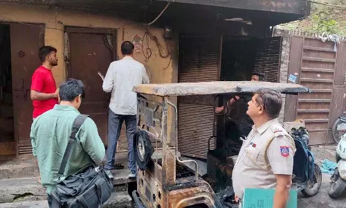 ई-रिक्शा चार्जिंग से बिल्डिंग में लगी आग, परिवार के 6 लोग अस्पताल में भर्ती