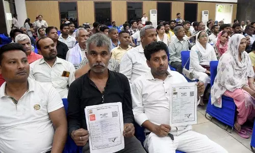 स्ट्रीट वेंडर्स ने वैध प्रमाण-पत्र होने के बावजूद बेदखली का आरोप लगाया