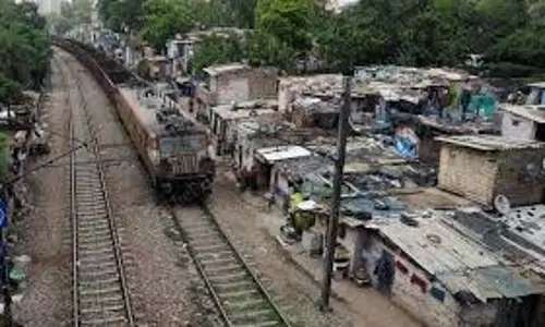 कांग्रेस ने झुग्गी-झोपड़ियों को ढहाने के लिए भाजपा की आलोचना की