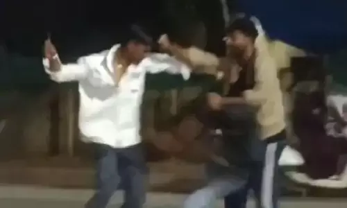बीच सड़क में चाकूबाजी, वीडियो वायरल होने के बाद युवक गिरफ्तार बीच सड़क में चाकूबाजी, वीडियो वायरल होने के बाद युवक गिरफ्तार