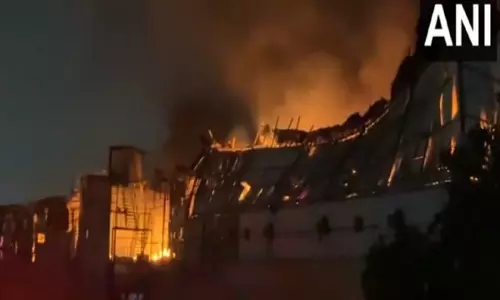Gurugram में कृष्णा फर्नीचर के गोदाम में लगी भीषण आग Gurugram में कृष्णा फर्नीचर के गोदाम में लगी भीषण आग