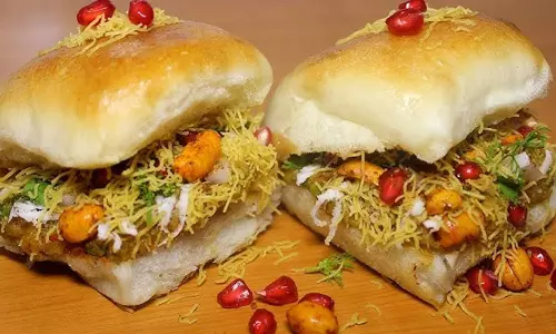 Dabeli: इस स्ट्रीट फूड को मिस न करें