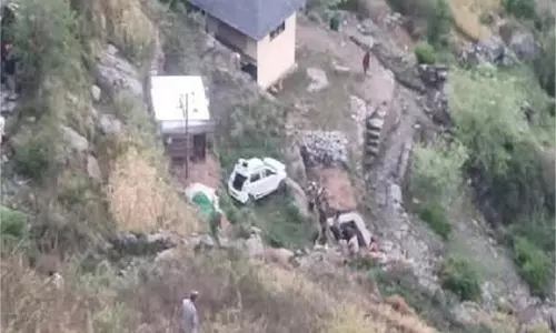 Himachal Pradesh : गहरी खाई में गिरी कार,  बुझ गया घर का इकलौता चिराग