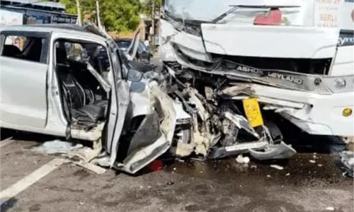 Haryana: बस-कार में जोरदार टक्कर, ड्राइवर की मौत, मां-बेटी घायल Haryana: बस-कार में जोरदार टक्कर, ड्राइवर की मौत, मां-बेटी घायल