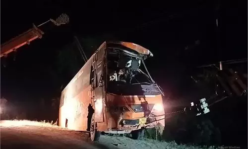 Haryana :  बाइक सवारों को बचाने के चक्कर में बस पलटी, 2 महिलाओं समेत 4 की मौत
