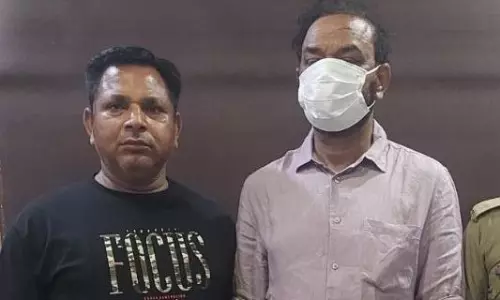 Noida: GST अफसर रिश्वत लेते गिरफ्तार