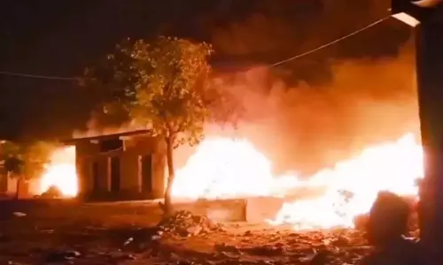 Moradabad: गोदामों में लगी आग से मचा हड़कंप Moradabad: गोदामों में लगी आग से मचा हड़कंप