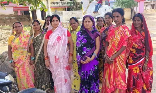मोंगरापाली की महिलाओं ने दिया नशा मुक्ति का सशक्त संदेश, अवैध शराब बेचने वाले को रंगे हाथों पकड़ा मोंगरापाली की महिलाओं ने दिया नशा मुक्ति का सशक्त संदेश, अवैध शराब बेचने वाले को रंगे हाथों पकड़ा