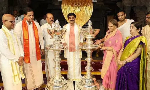 शाही परिवार की प्रमोदा देवी ने तिरुपति थिम्मप्पा को 100 किलो वजन का चांदी का दीपक भेंट किया शाही परिवार की प्रमोदा देवी ने तिरुपति थिम्मप्पा को 100 किलो वजन का चांदी का दीपक भेंट किया