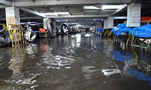 बेंगलुरू में भारी बारिश: के.आर. मार्केट के बेसमेंट में सैकड़ों दोपहिया वाहन डूबे