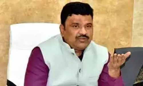 Kurnool कलेक्टर ने छात्रों को लैपटॉप वितरित किए