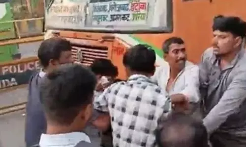 Noida: प्राइवेट बस चालकों की गुंडागर्दी, रोडवेज कंडक्टर को पीटा Noida: प्राइवेट बस चालकों की गुंडागर्दी, रोडवेज कंडक्टर को पीटा