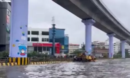 Bengaluru में मूसलधार बारिश के बाद होसुर रोड बंद Bengaluru में मूसलधार बारिश के बाद होसुर रोड बंद