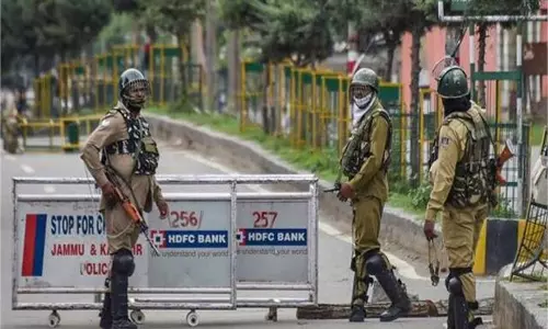 Jammu-Kashmir: चेकिंग प्वाइंट पर कार सवारों से भारी मात्रा में नकदी बरामद