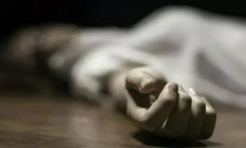 Mumbai : सूर्यास्त की तस्वीरें लेते समय दहिसर बिल्डिंग की छत से गिरने से लड़की की मौत Mumbai : सूर्यास्त की तस्वीरें लेते समय दहिसर बिल्डिंग की छत से गिरने से लड़की की मौत