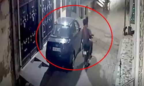 कार चोरी का LIVE वीडियो, घर के बाहर से महज कुछ सेकंड में पार कार चोरी का LIVE वीडियो, घर के बाहर से महज कुछ सेकंड में पार