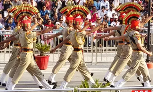 भारत-पाक सीमा के तीन बिंदुओं पर आज से कम महत्व वाली बीटिंग रिट्रीट सेरेमनी फिर से शुरू हुई